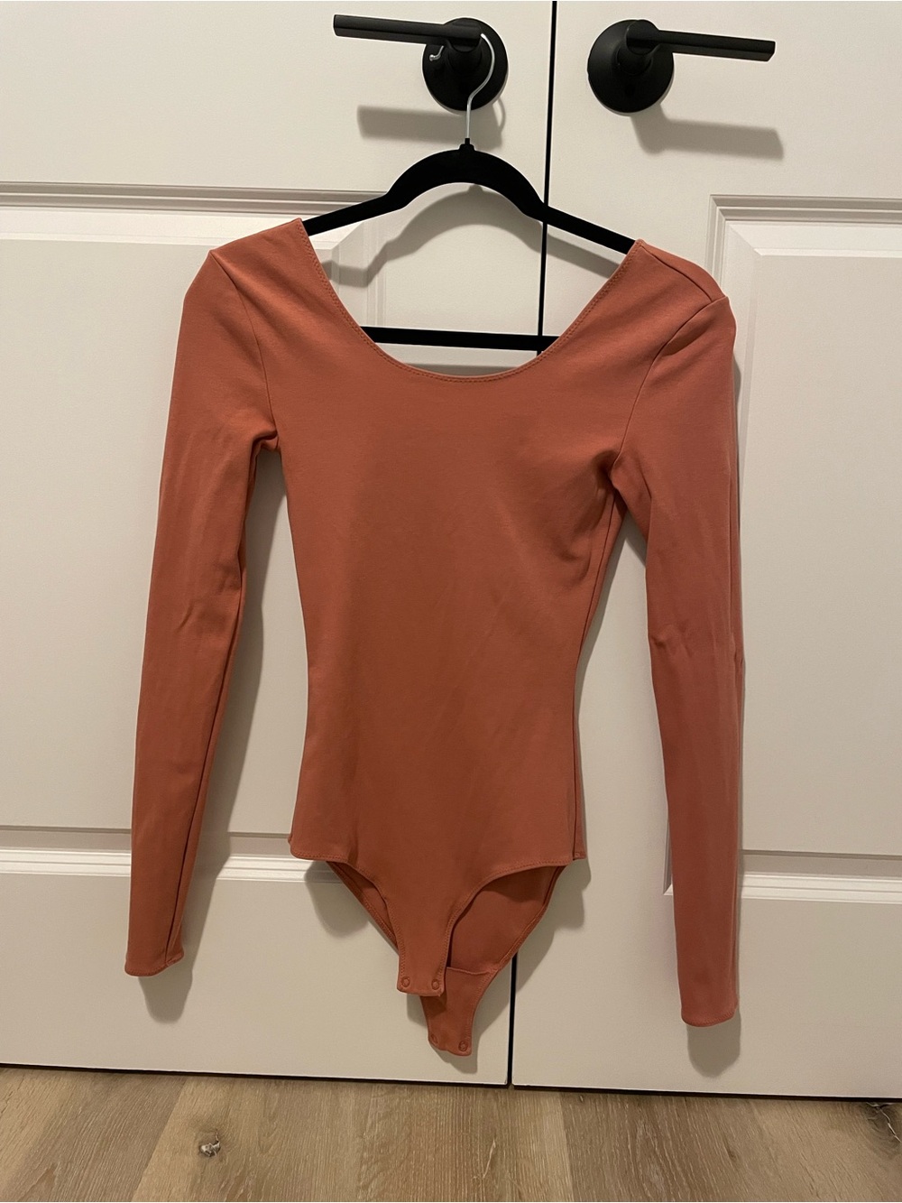 Aritzia - Wilfred free Koopmans Long Sleeve Bodysuit - Rusty Terracotta